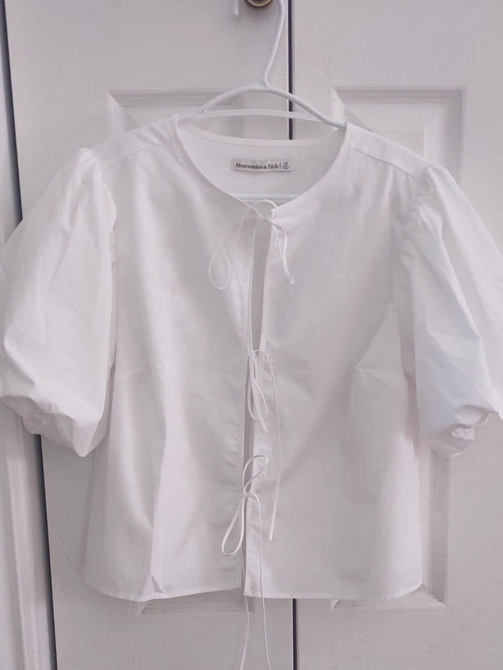 NWOT Abercrombie & Fitch White Puff-Sleeve Tie-Front Blouse